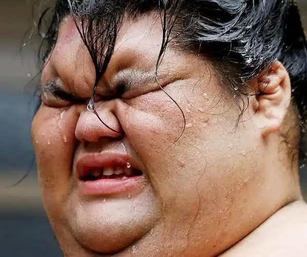 日本相扑手有多难睡觉要戴氧气罩寿命比常人缩减很多