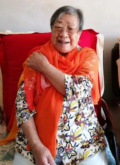 慈祥乐观的老妈妈生活照