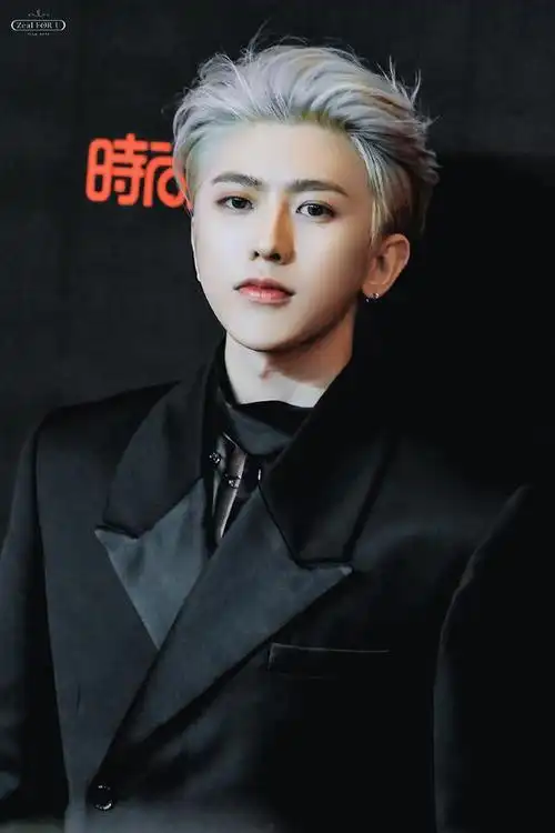 蔡徐坤银发背头造型帅到爆炸