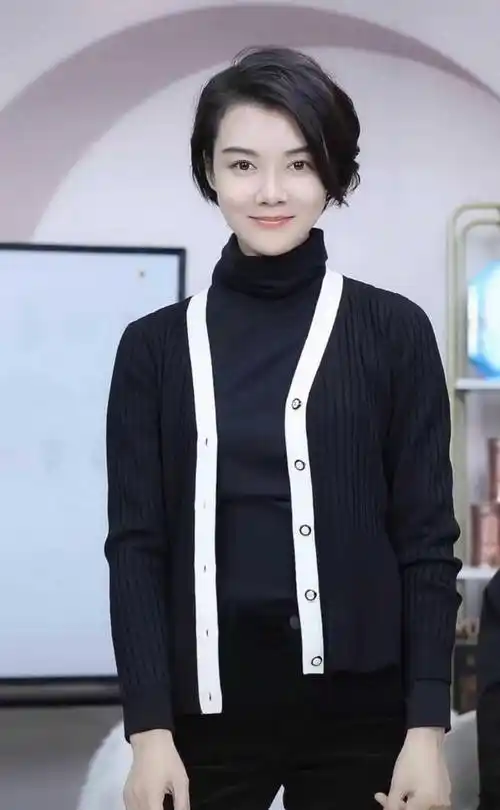 单身的车晓越来越漂亮,穿黑色针织开衫优雅大气,骨子里的高级感