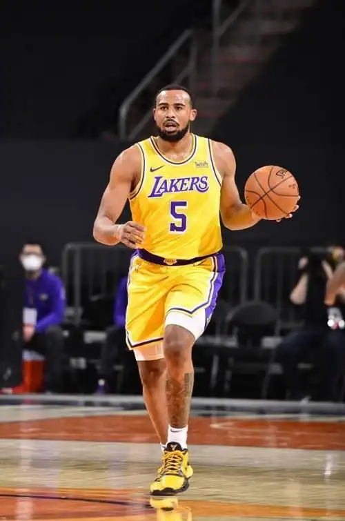 今日图集:不断进化—湖人小将塔克