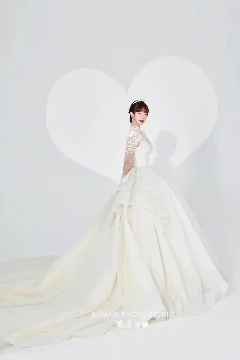 为自己穿一次婚纱 借一点光自己的女王.