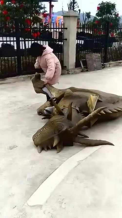 美女把恐龙盘倒了