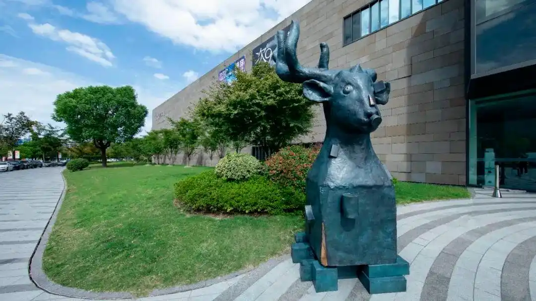 上海宝龙美术馆馆长王晓松:跟着雕塑来"旅行"