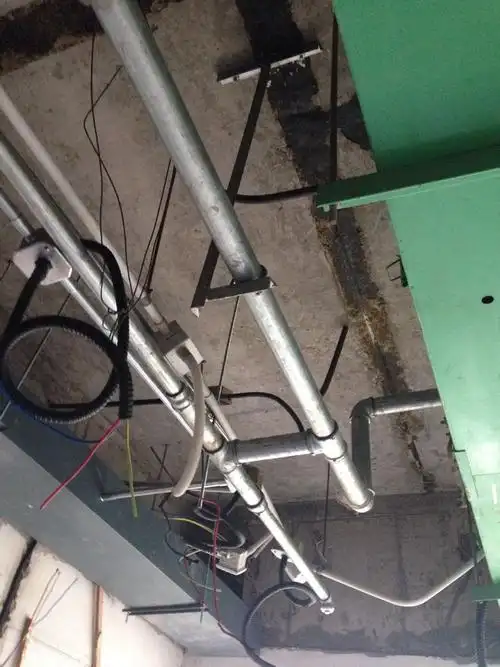 图片中是未吊顶的天花板,较粗的管是消防(喷淋)管.