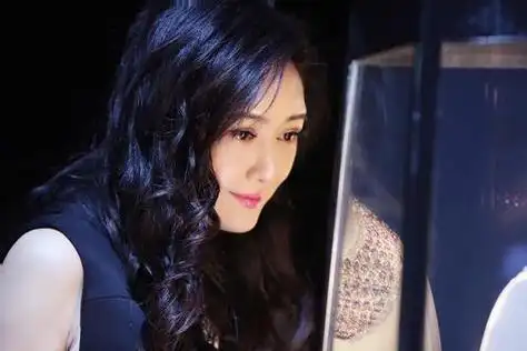 保姆逆袭到名模,30岁被老外骗财骗色达4亿,43岁嫁入10亿豪门