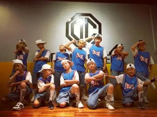 暑假快要结束了,我们街舞老师让我们在奥德乐表演了一次街舞