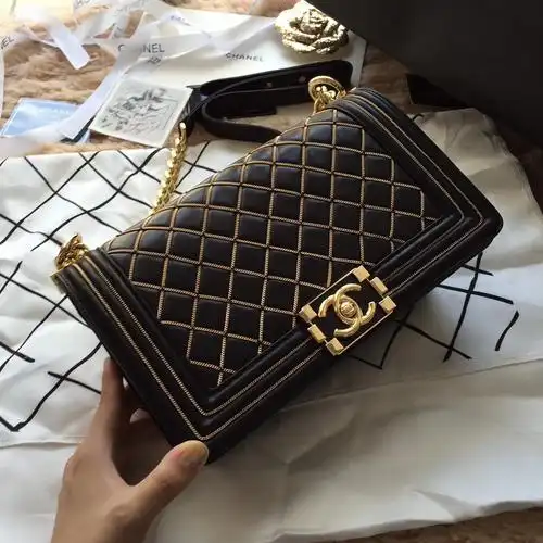 原来明星都是这样搭配leboy香奈儿包包的