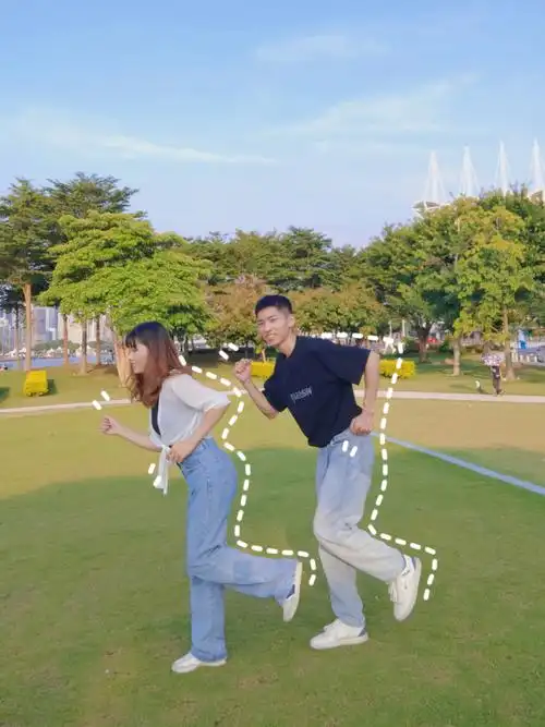 摆拍一些对称或者一样的可爱搞怪的动作,拍全身照可以发挥的姿势更多