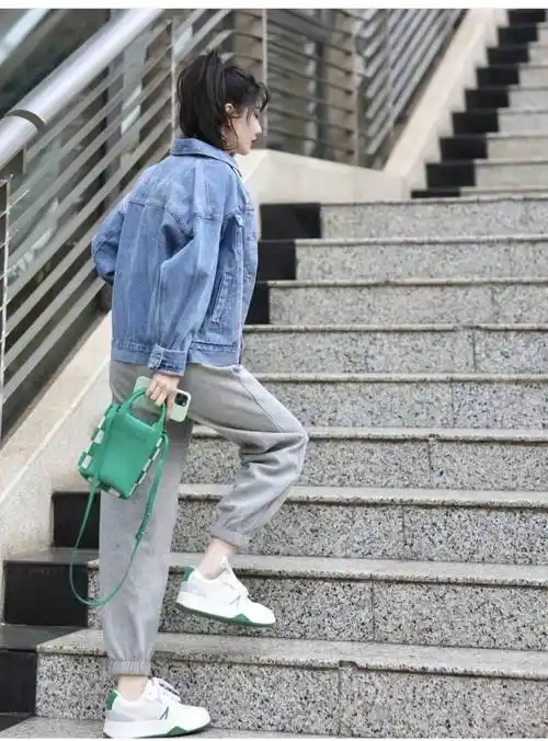 配这几款上衣,运动裤也时髦!