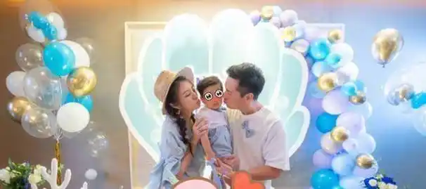 原创安以轩二胎生女女儿娃宝比自己好看老公手抱两娃引妈妈吃醋