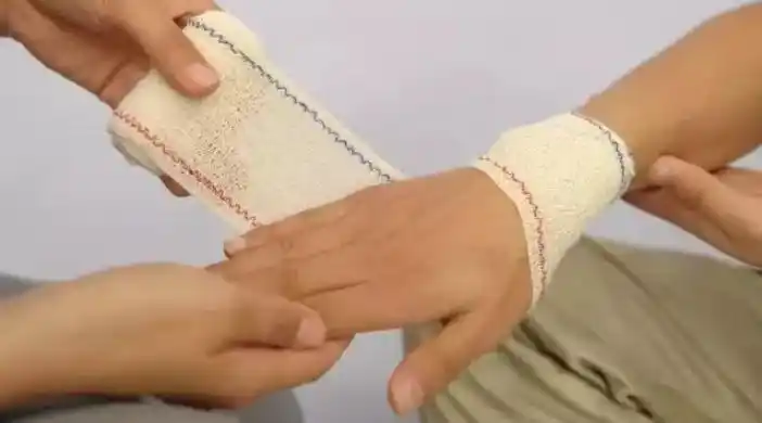 绷带手掌八字包扎的方法正确的是什么,八字包扎法图解,八字绷带