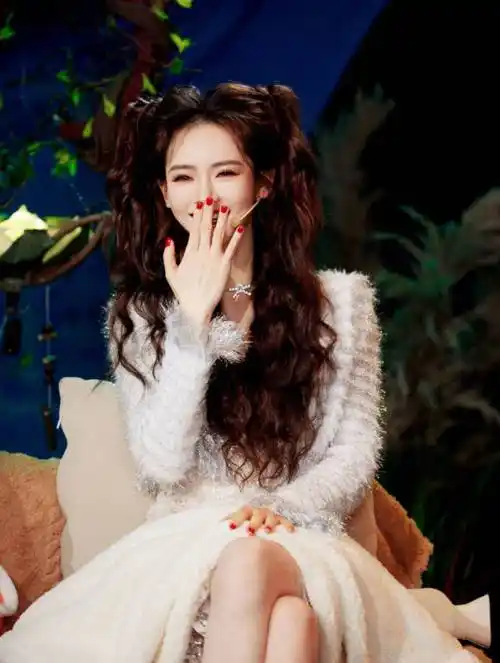 活泼俏皮的戚薇以羊毛卷双马尾的发型示人,仿佛一位未长大的元气少女.