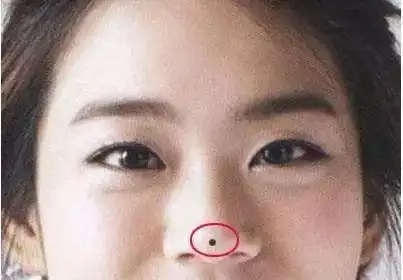 一,鼻子中央有痣的女人