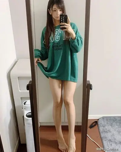 美腿妹子riku酷爱镜子里的自己