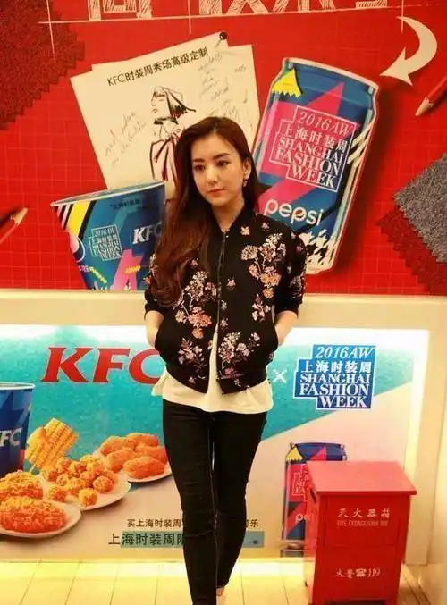 原创原创天王嫂方媛独宠厚底鞋配紧身裤却暴露腿型和郭富城太般配