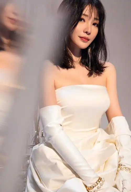 柳岩晒白色抹胸婚纱写真 大秀天使脸蛋魔鬼身材