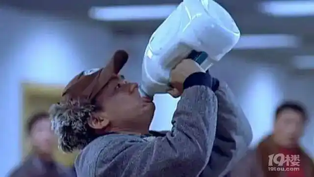 白酒带不上车他吹了半瓶醉倒在动车站