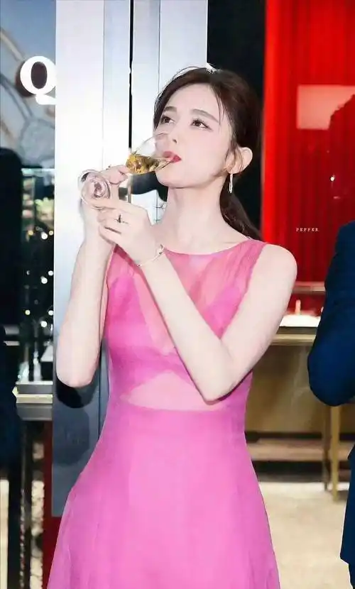 31岁古力娜扎透视装绝了!曲线玲珑让人为之倾倒,不愧最美女星!