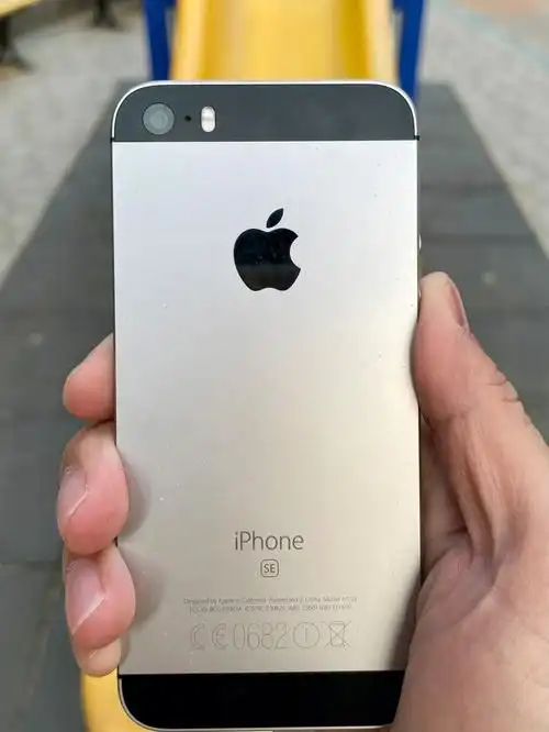 se发布之前,翻出了自己的第一部苹果手机95,16年发布的一代iphonese