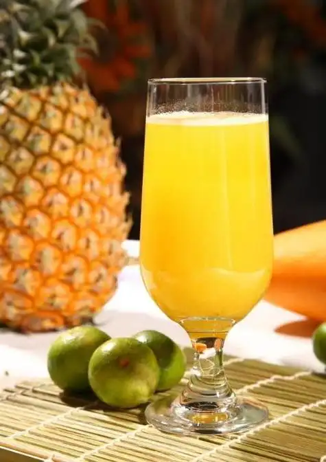 ="220259">菠萝 /a>和盐一块调制而成的一种用于清热解渴等疗效的饮品