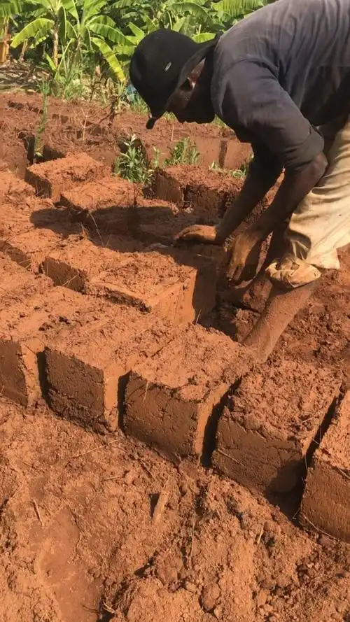 磨具做的土砖,各种盖房子就完事儿了