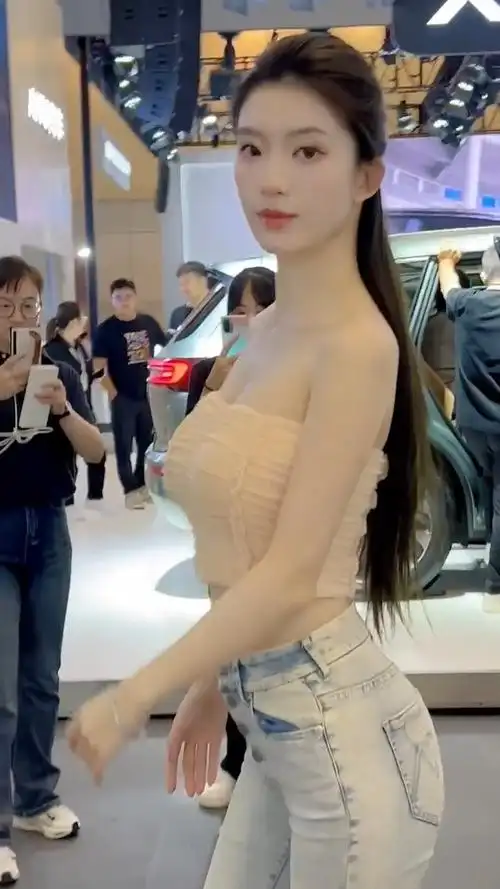 这样的身材是女孩子都会羡慕的吧_漂亮的车模小姐姐_颜值气质美女完美