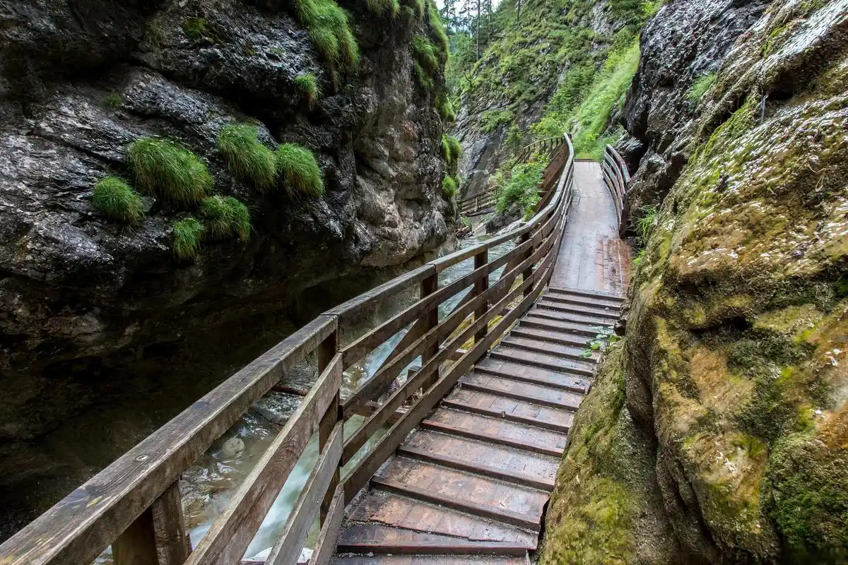 平利女娲山景区 平利女娲山景区位于陕西省安康市平利县境内,是一个集