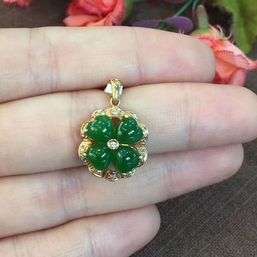 新款和田碧玉吊坠,18k金伴钻镶嵌,老料菠菜绿,款式简单大方