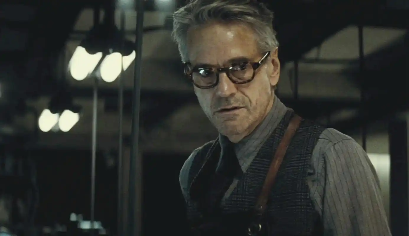 "铁叔"的阿尔弗雷德出现在《蝙蝠侠大战超人:正义黎明》(2016),《正义