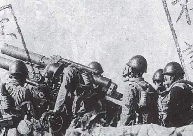 戴着防毒面具的日军正在发射毒气弹