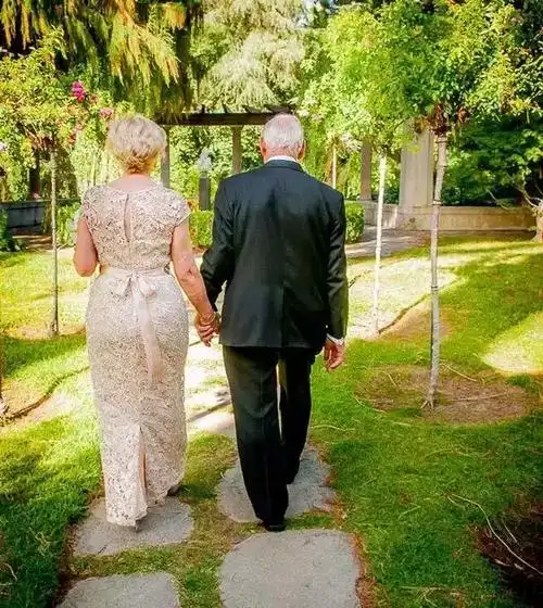 多少人曾爱慕你年轻的容颜多少人曾在你生命中来了又还可知一生有你我