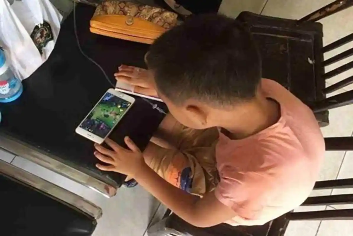 而手机里面的游戏非常刺激好玩,喜欢玩游戏的小孩,都会因此玩手机游戏