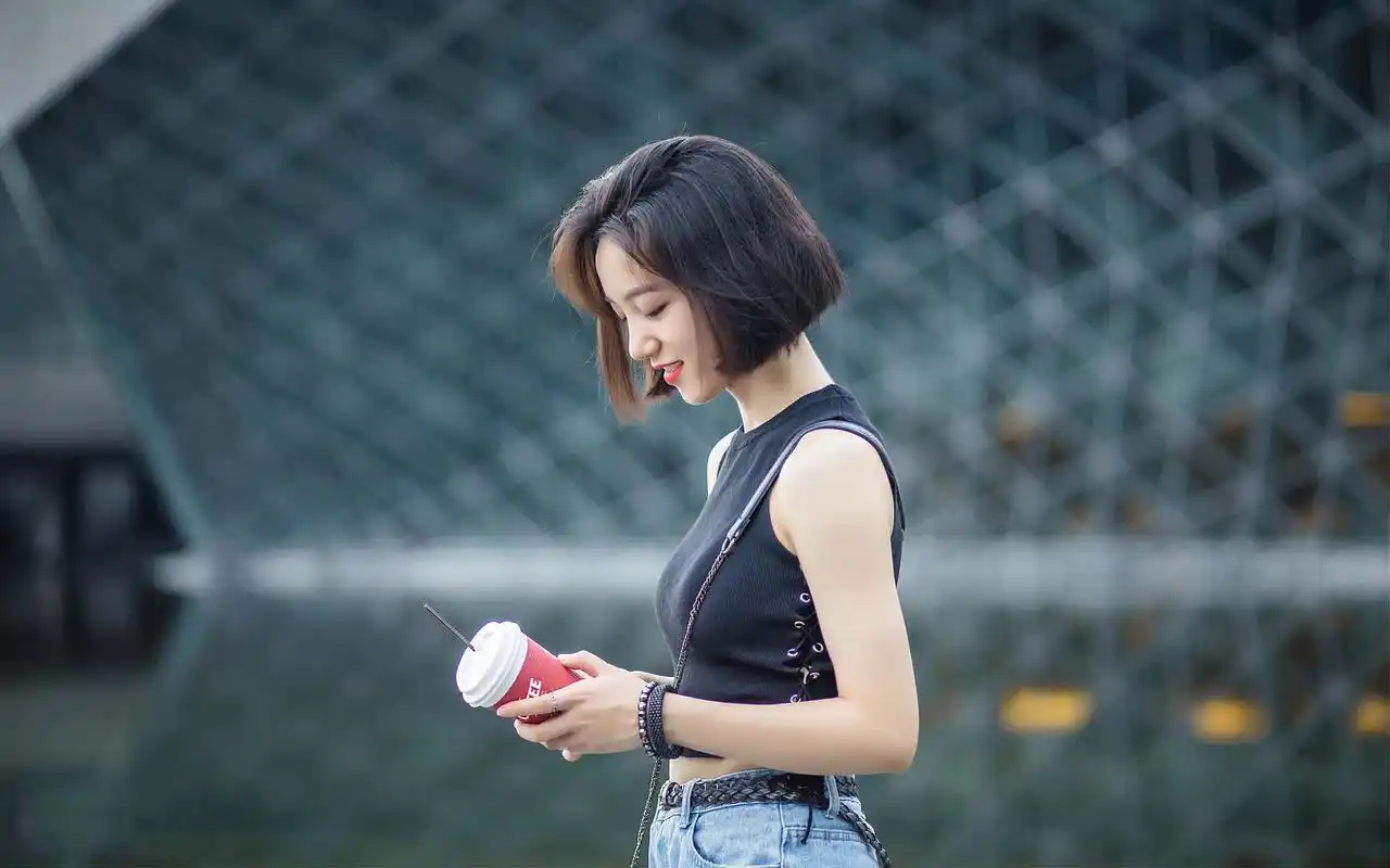 短发美女城市中唯美写真图片壁纸