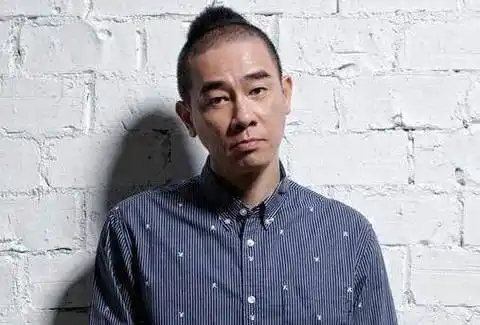 因为陈小春的长相就给人一种痞子的感觉,他还总是留着寸头,眉毛又很浓