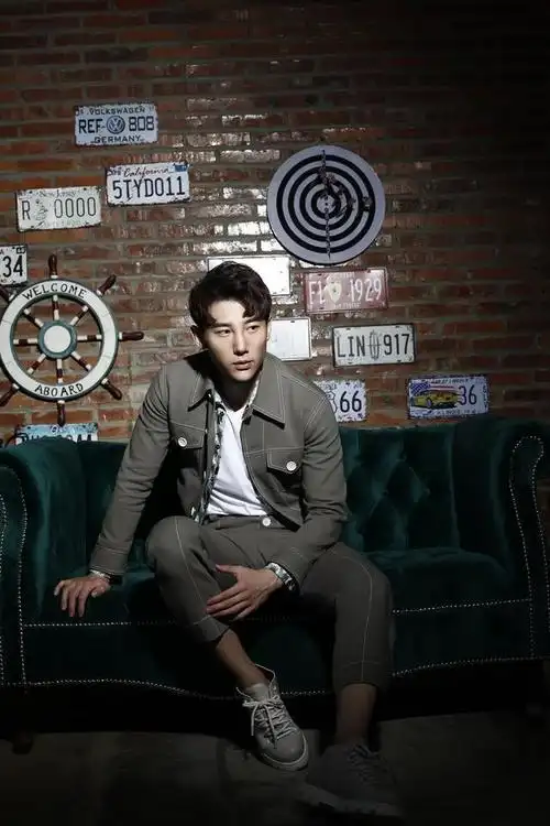 浪花一朵朵丁一帅气惹眼最新写真显型男魅力