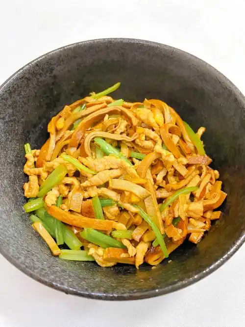 分享一人食晚餐芹菜豆腐皮炒里脊肉