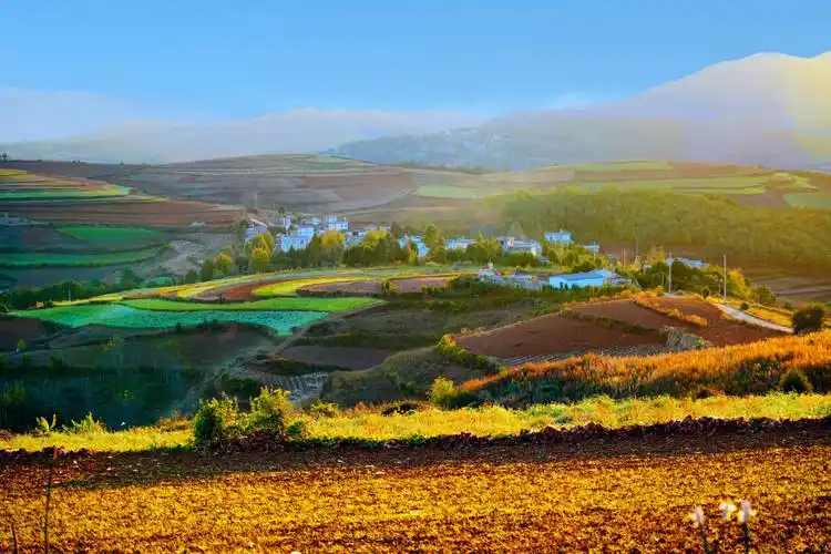 相约在云南:滇池,红土地,泸沽湖,腾冲银杏村美景