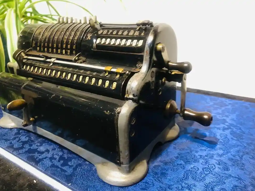 民国老手摇机械计算机!应该是外国的!无标牌!国产没见过这机型 - 抖音