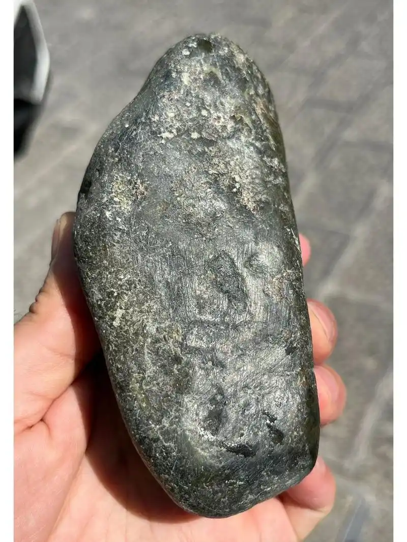 翡翠原石# #点击头像看直播# 会卡青蛙皮翡翠原石,重量720克,蜡皮