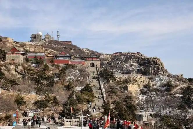 冬季泰山引游人|泰山|泰安市|山东省_新浪新闻