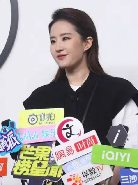 刘亦菲出图#刘亦菲今晚lv大秀现场视频来了!