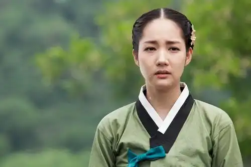 朴敏英在剧中扮演端雅且内心坚韧的朝鲜时代闺秀"洪英莱"