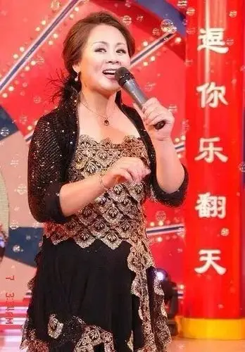 何晓影路晓波刀一飞 孔雀舞2,晒丰收(农民大集)3,品丰收(美食娱乐)