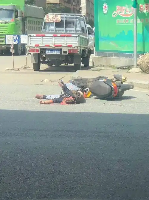 惨烈云浮发生一宗严重交通事故现场惨不忍睹