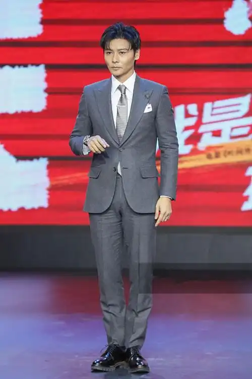 柳岩穿黑色连衣裙红唇肤白秀好身材 张晋穿灰色西装现身示范功夫