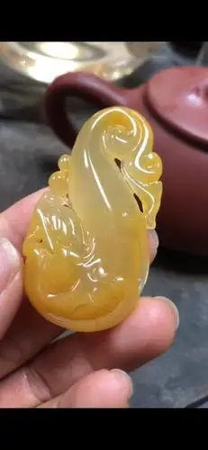 金丝玉鸡油黄如意挂件  600元