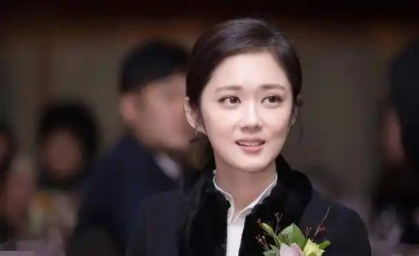 43岁张娜拉近况惊艳肤若凝脂笑容如花与兄长同游尽享欢乐时光