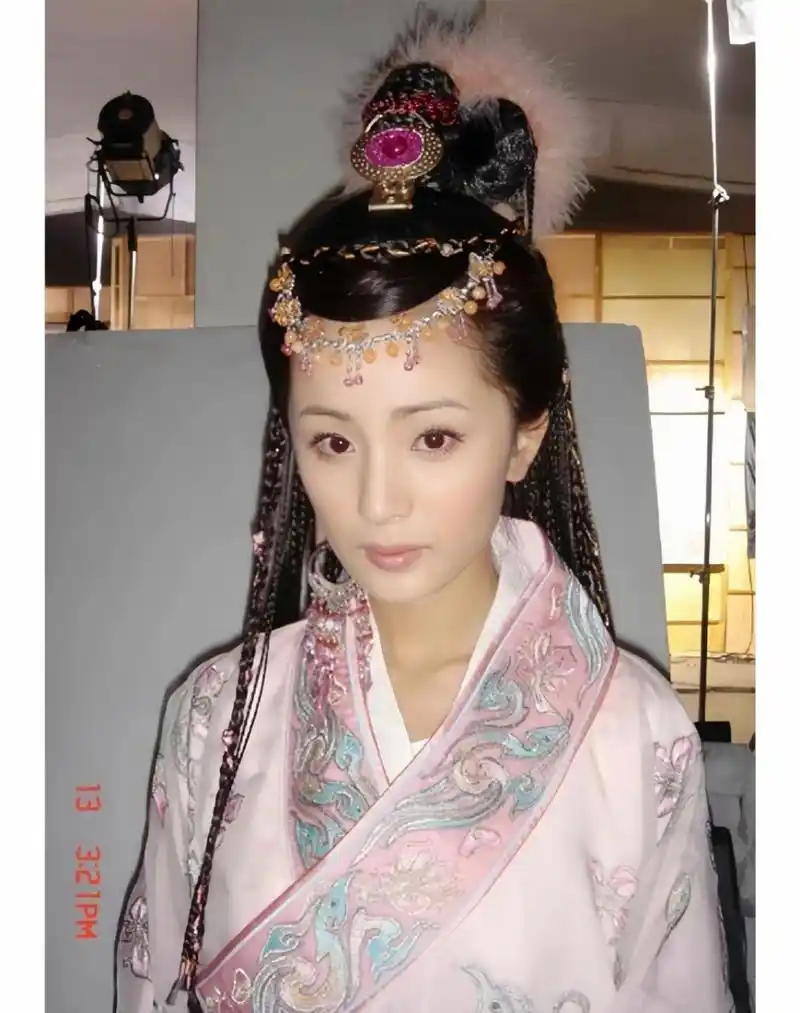 搜了一下杨幂版王昭君的造型照,好多不同的造型,而且都挺好看的!