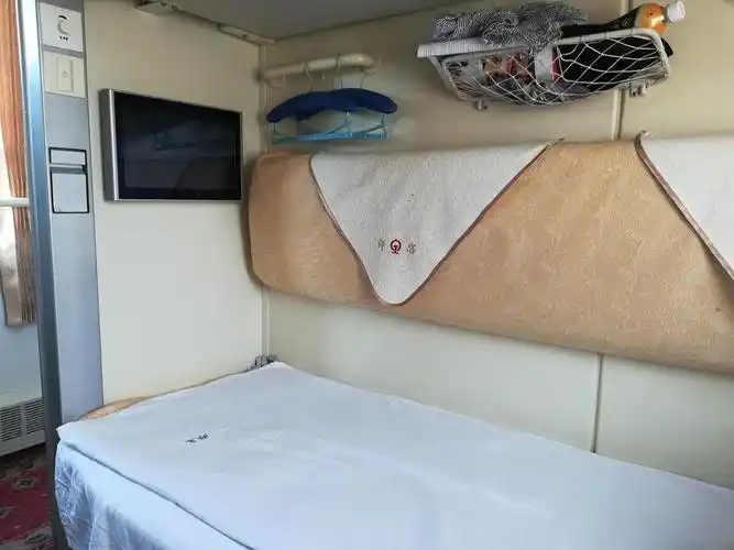 2019731火车软卧卧铺车厢内景18p